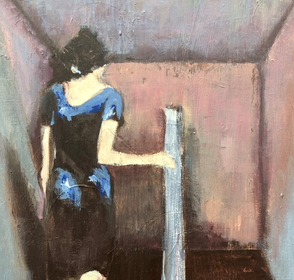 Woman going down the stairs - Caroline Jardin