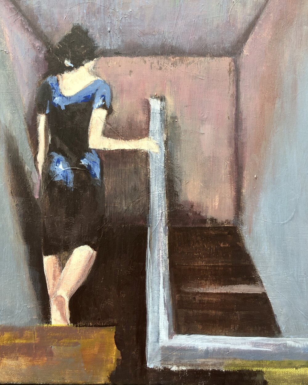 Woman going down the stairs - Caroline Jardin